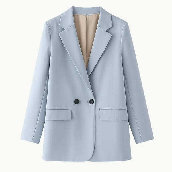 Blazer feminino azul claro com corte alongado, forro leve e acabamento minimalista.
