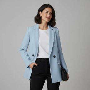 modelo usando o blazer azul
