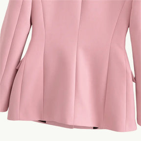 Blazer feminino rosa claro alongado slim com acabamento feito a mão