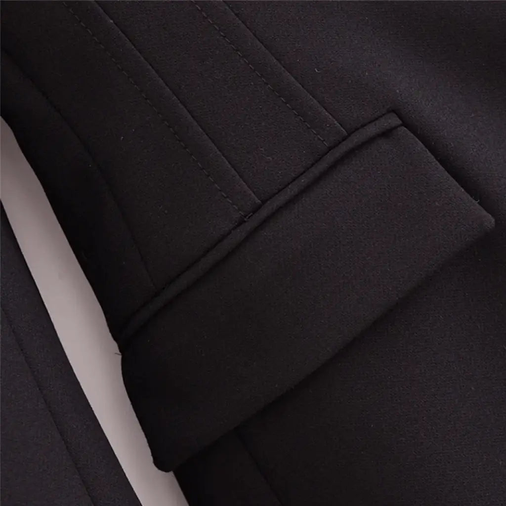 Blazer feminino preto modelo Lune com bolsos e acabamento a mão