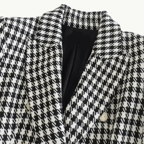 Blazer feminino xadrez corte slim e tecido leve em poliéster
