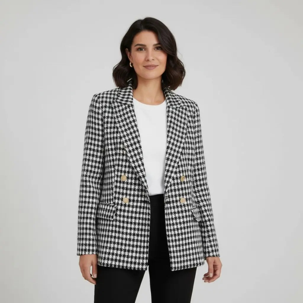 Modelo usando blazer feminino Xadrez