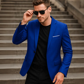 Blazer masculino azul royal slim fit com dois botões, lapela clássica e bolsos com tampa, modelo Baltic.
