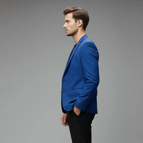 Modelo usando blazer masculino azul