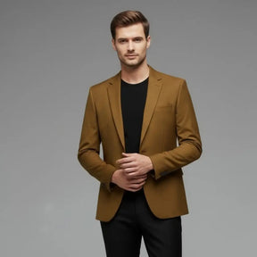 modelo vestindo o Blazer Masculino Modelo Ground vista frontal do blazer