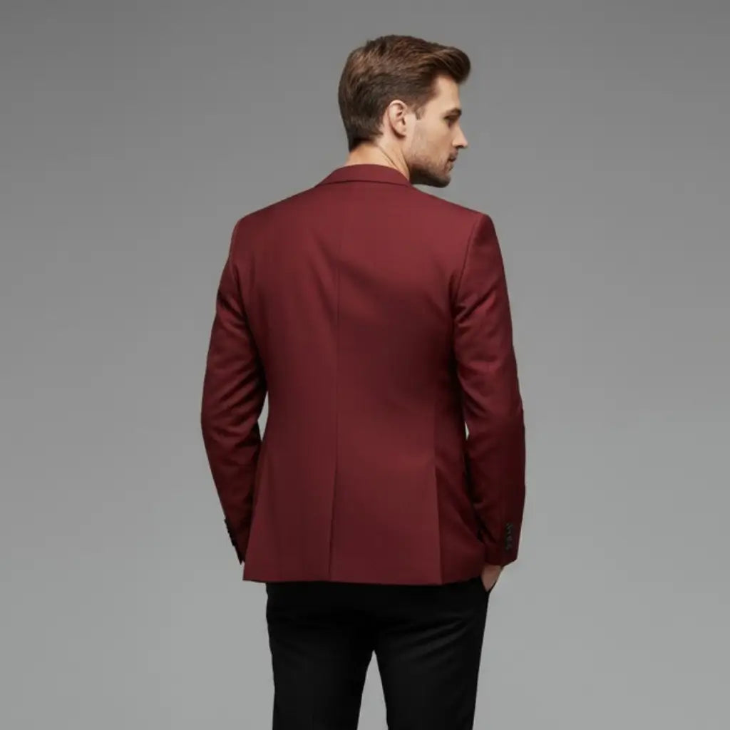 Modelo de costas vestindo o blazer masculino modelo Marsala 