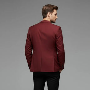 Modelo de costas vestindo o blazer masculino modelo Marsala 