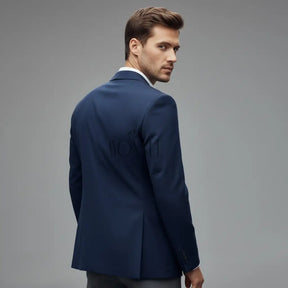 Vista traseira de homem com blazer azul marinho slim em corte ajustado moderno