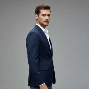Homem vestindo blazer masculino azul marinho slim com camisa branca elegante