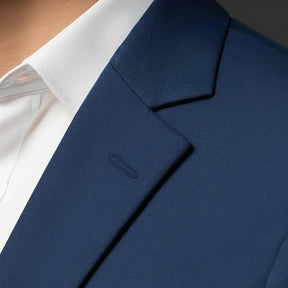 Detalhe da lapela e tecido do blazer masculino azul marinho mostrando textura