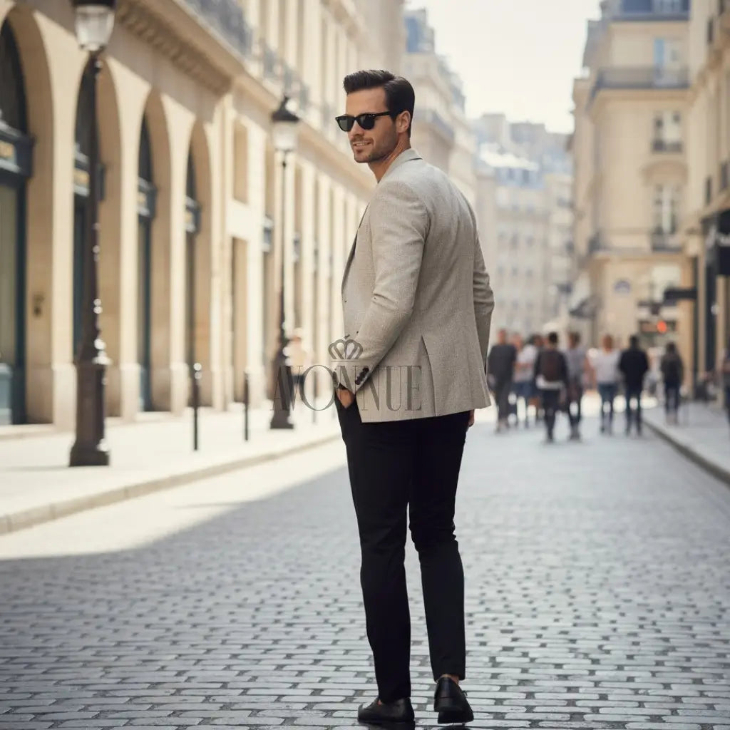 Vista traseira de homem com blazer bege claro slim em passeio urbano sofisticado