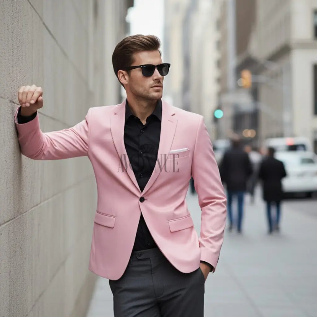 Homem com blazer rosa claro slim e camisa preta em ambiente urbano sofisticado