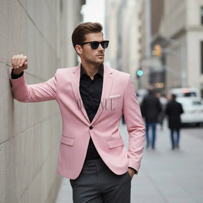 Homem com blazer rosa claro slim e camisa preta em ambiente urbano sofisticado
