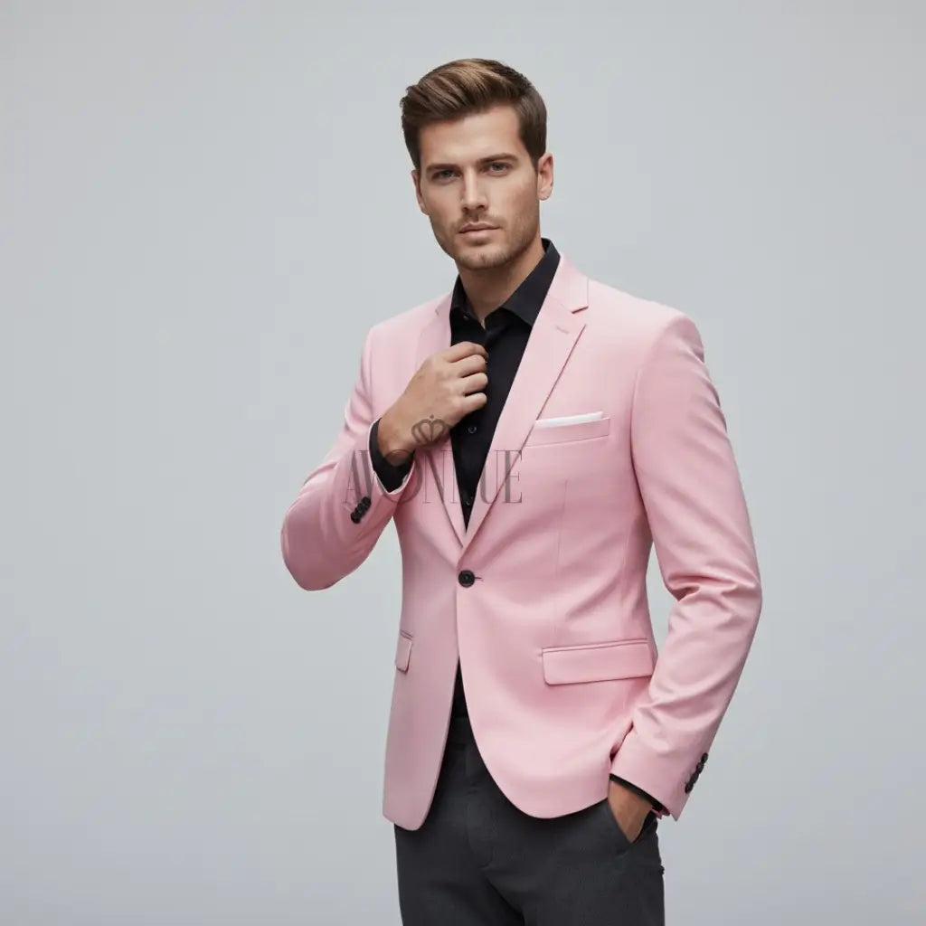 Homem vestindo blazer masculino rosa claro slim com camisa preta elegante