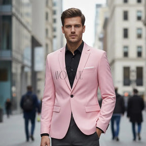 Homem usando blazer rosa claro slim com camisa preta em rua de estilo urbano
