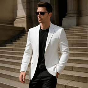 Blazer masculino branco com corte slim, botão único e acabamento interno forrado