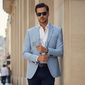 Homem com blazer masculino azul-claro slim e camisa branca em pose sofisticada