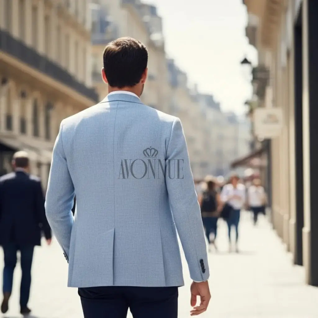 Vista traseira de homem usando blazer azul-claro slim em ambiente urbano