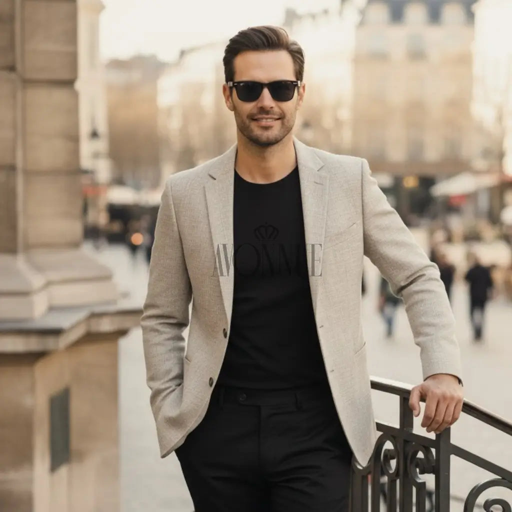 Homem usando blazer bege claro slim com camiseta preta em ambiente urbano