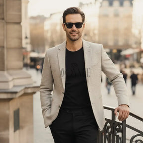 Homem usando blazer bege claro slim com camiseta preta em ambiente urbano
