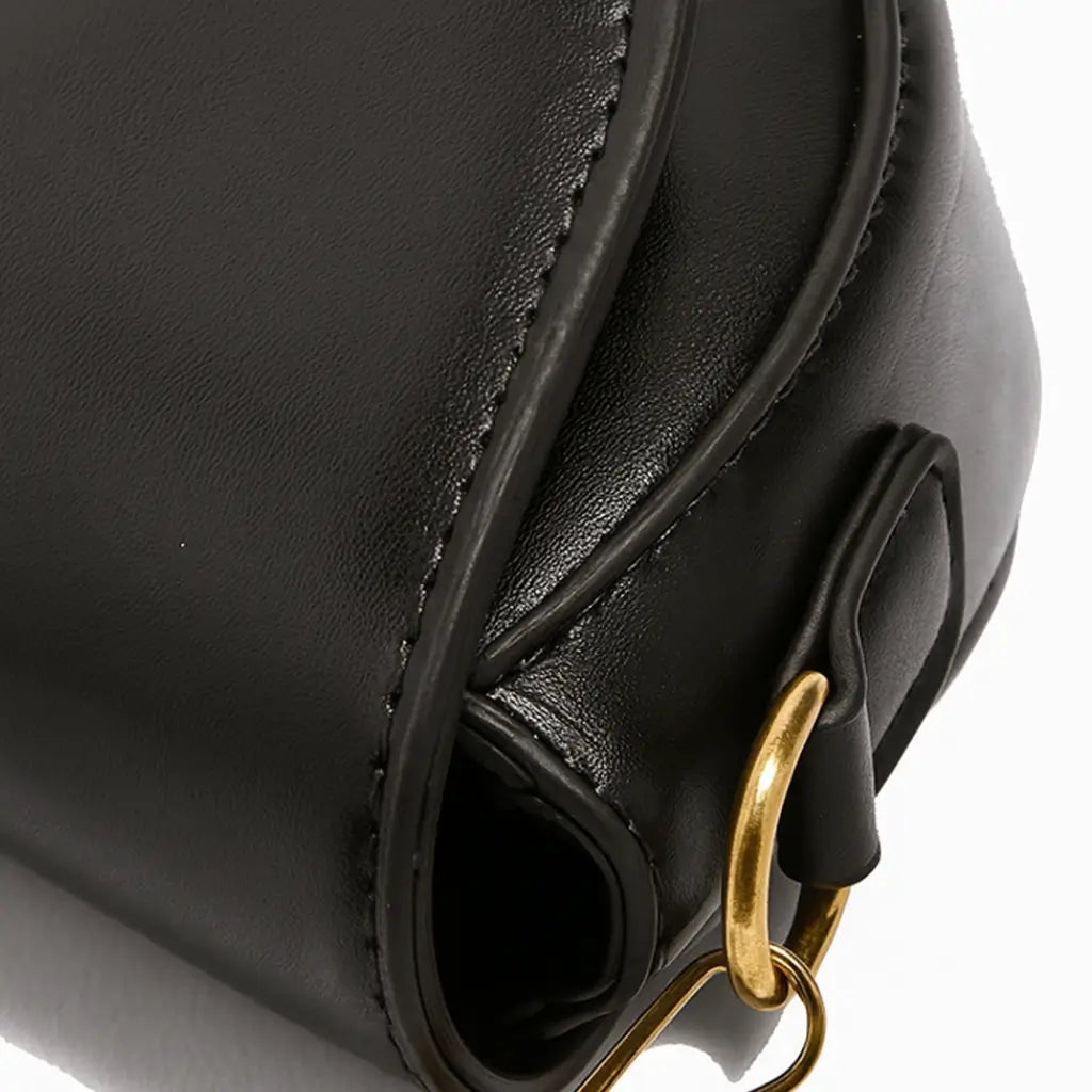 Bolsa feminina preta AVONNUE meia-lua com corrente dourada 