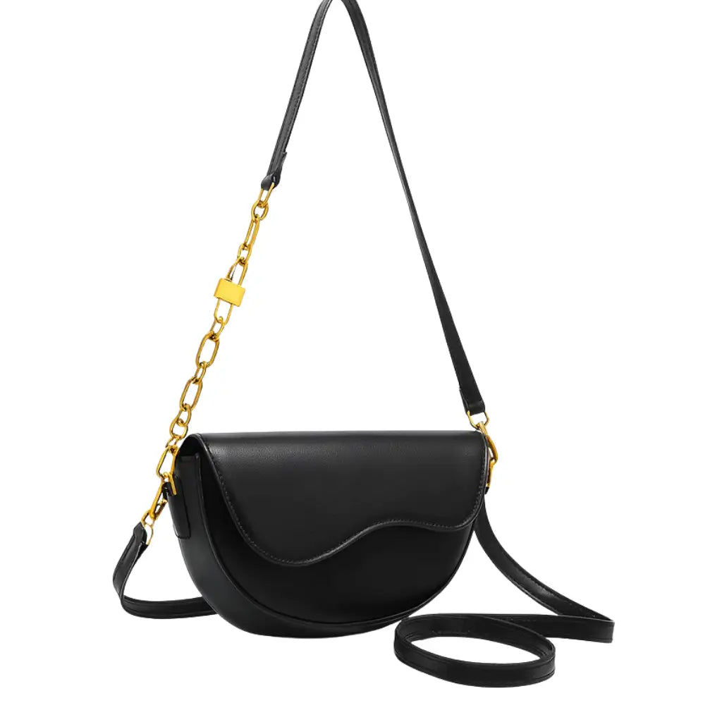Bolsa feminina preta estruturada AVONNUE com design curvado e alça dourada em corrente sofisticada.