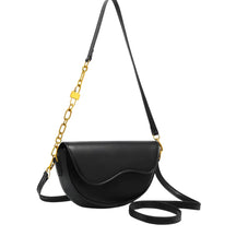 Bolsa feminina preta estruturada AVONNUE com design curvado e alça dourada em corrente sofisticada.