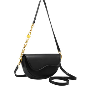 Bolsa feminina preta estruturada AVONNUE com design curvado e alça dourada em corrente sofisticada.