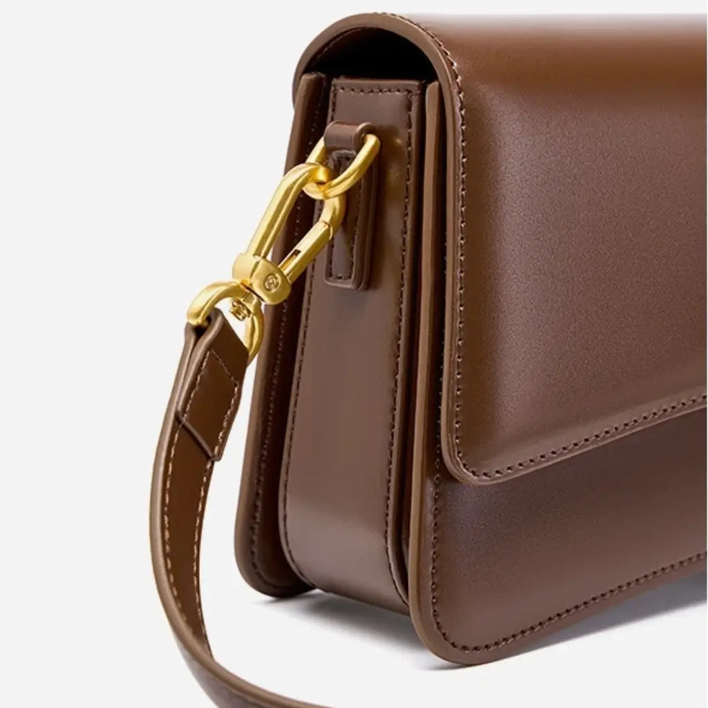 vista diagonal da bolsa Colette marrom com alça longa removível 