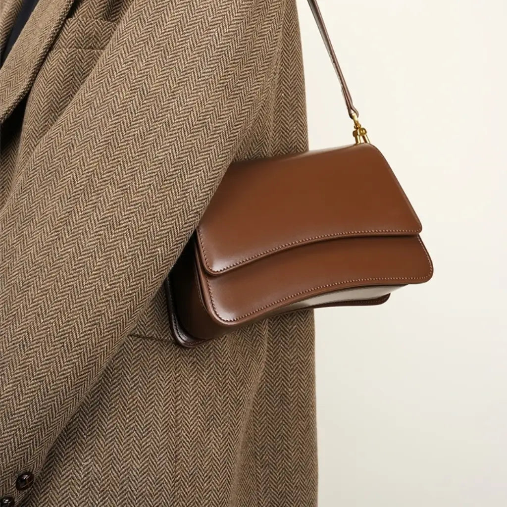 opções de uso da bolsa Colette: transversal ou no ombro com alças 