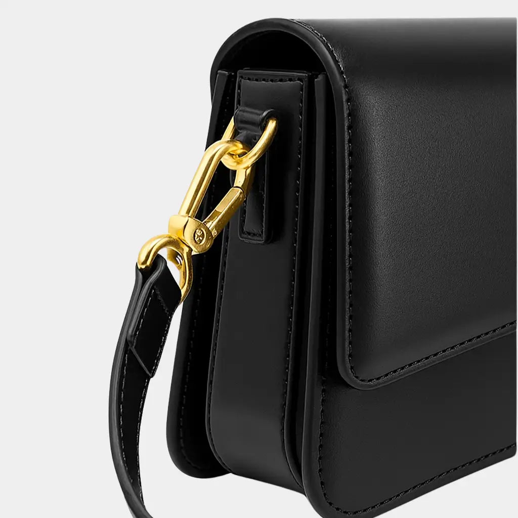 Bolsa de couro com detalhes dourados