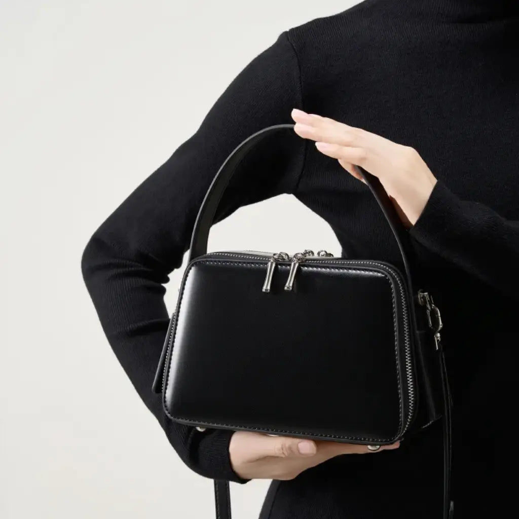 Bolsa Éliane preta com forro refinado e estrutura firme de base reta