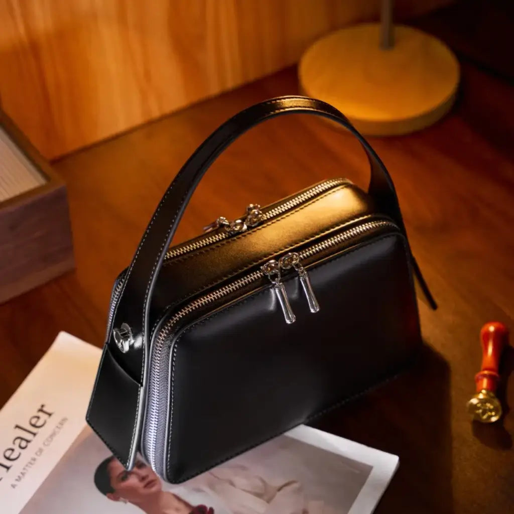 Detalhe da Bolsa Éliane preta com zíper duplo e acabamento minimalista