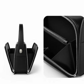 Interior da bolsa preta com divisórias e forro refinado