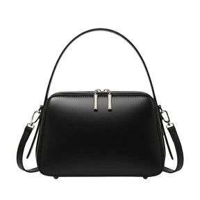 Bolsa feminina preta estruturada AVONNUE com alça de mão e fecho superior prateado, design minimalista e sofisticado
