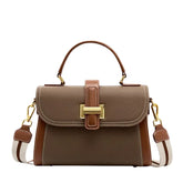 Bolsa feminina estruturada AVONNUE em tom marrom com alça contrastante e fecho dourado elegante.