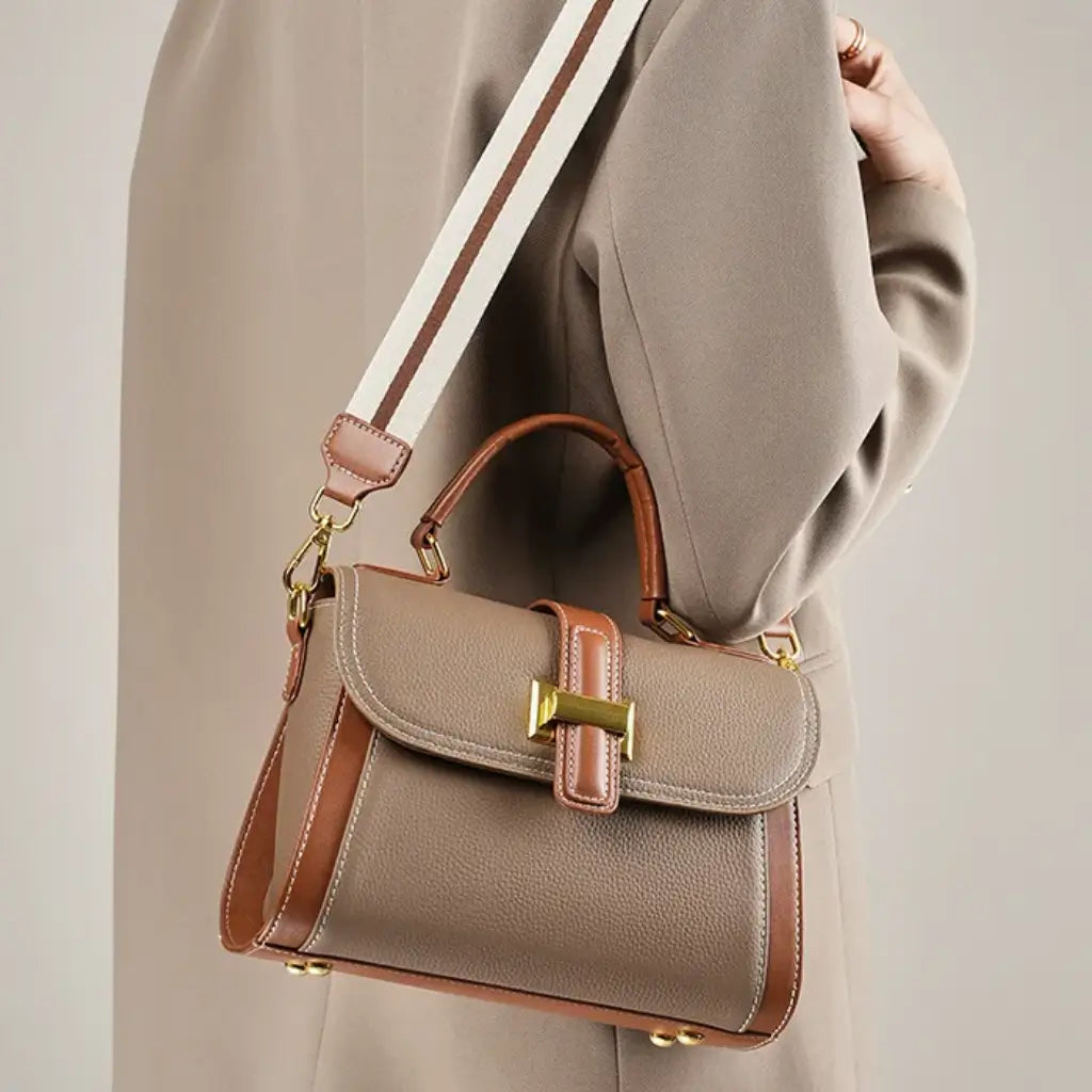Bolsa Feminina de Couro modelo usando em alça
