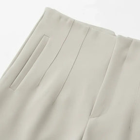 Close-up da cintura e bolso frontal da Calça Milano Bege, mostrando costura refinada e alfaiataria premium.