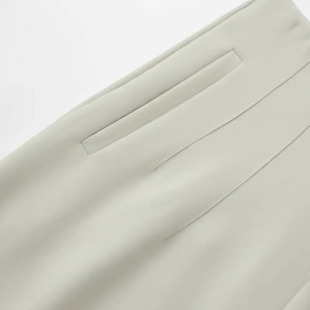 Detalhe do bolso lateral da Calça Social Feminina Milano na cor bege, evidenciando o acabamento sofisticado.