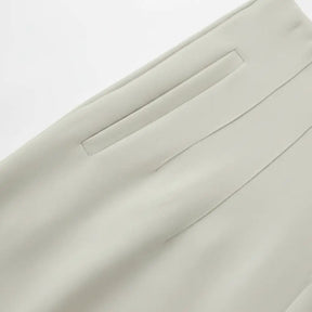 Detalhe do bolso lateral da Calça Social Feminina Milano na cor bege, evidenciando o acabamento sofisticado.