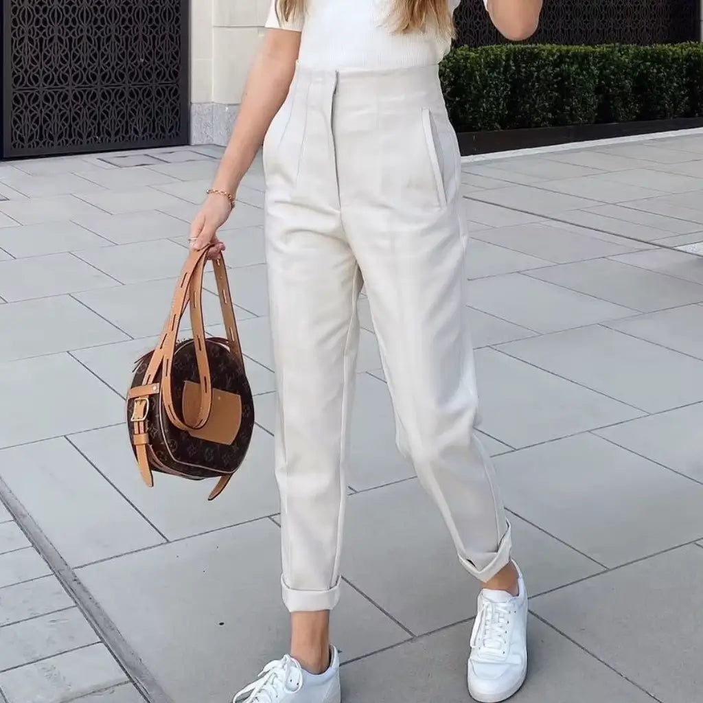 Look casual com calça social branca feminina, blusa branca e tênis, ideal para o dia a dia.