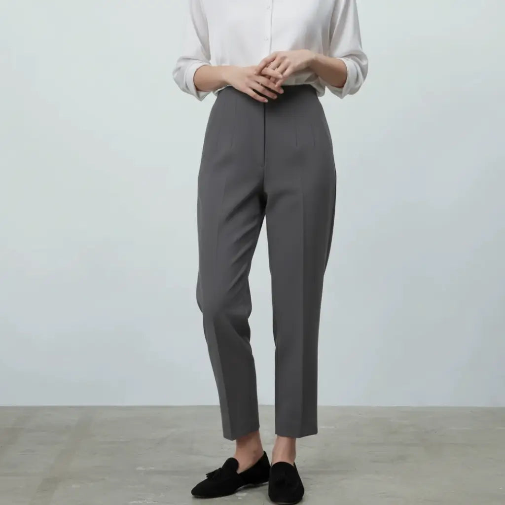 Calça social feminina cinza modelo Milano, com cintura alta e modelagem reta, combinada com camisa branca e mocassim preto