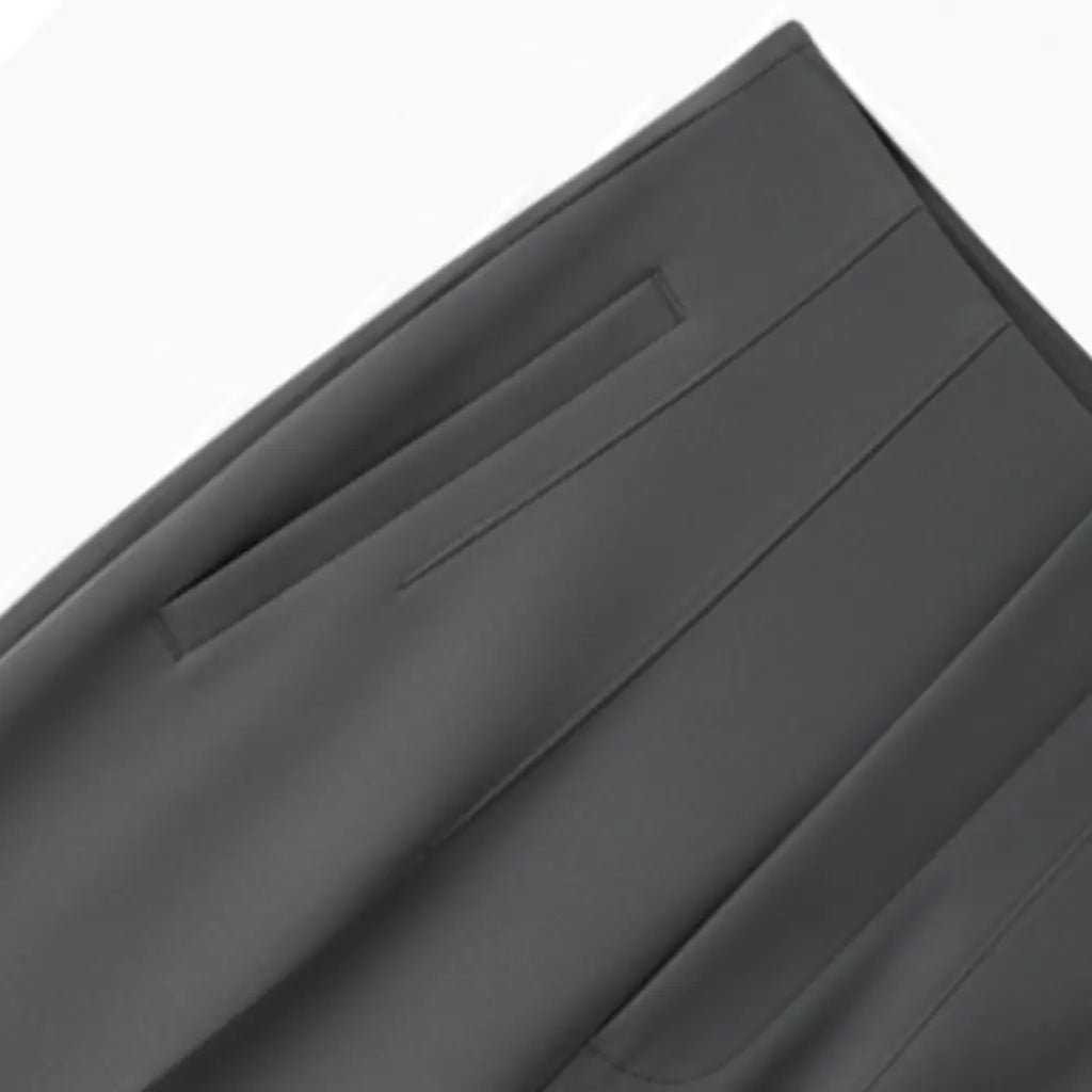 Detalhe do bolso faca da calça social feminina cinza, modelo Milano, com costura de alfaiataria sofisticada
