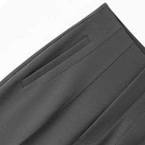Detalhe do bolso faca da calça social feminina cinza, modelo Milano, com costura de alfaiataria sofisticada