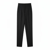 Calça social preta feminina Milano esticada em fundo branco com bolsos faca e corte alfaiataria