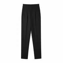 Calça social preta feminina Milano esticada em fundo branco com bolsos faca e corte alfaiataria