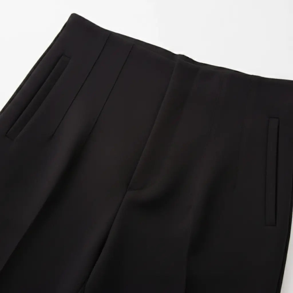 Calça social preta feminina com cintura alta e modelagem reta, vista lateral com camisa branca