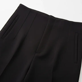 Calça social preta feminina com cintura alta e modelagem reta, vista lateral com camisa branca