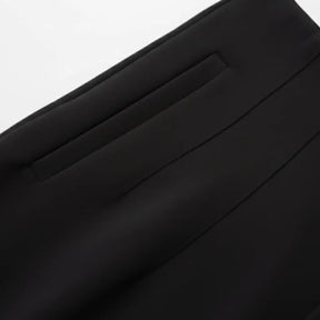 Detalhe do cós com pences da calça social preta Milano, acabamento sofisticado e minimalista