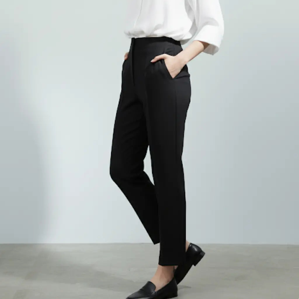 Calça social preta feminina com cintura alta e modelagem reta, vista lateral com camisa branca